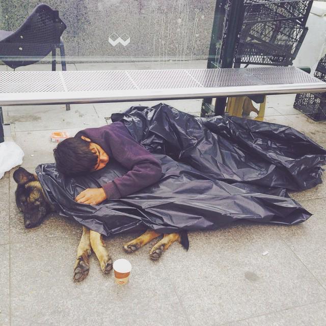 sabahlardan bir sabah, cevahir "alışveriş" merkezinin önü.