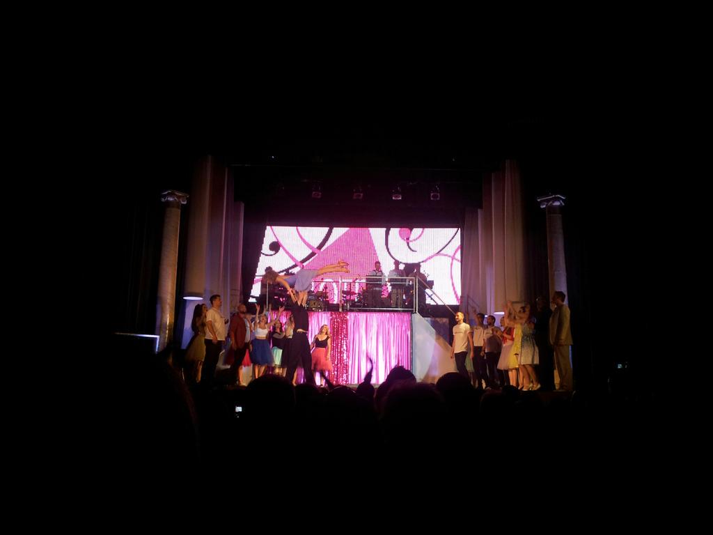 nedzadvucelj's tweet photo. Ko kaže da mi nemamo #Broadway :)
Bravo! za večerašnji #mjuzikl #PrljaviPles u #Sarajevskom #BKC -u
#DirtyDancing http://t.co/Y2u5DKUwvn
