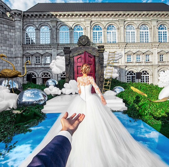 The #Instagram hand-holding couple just got hitched... and the pics are amazing! #followmeto ow.ly/2btoLc