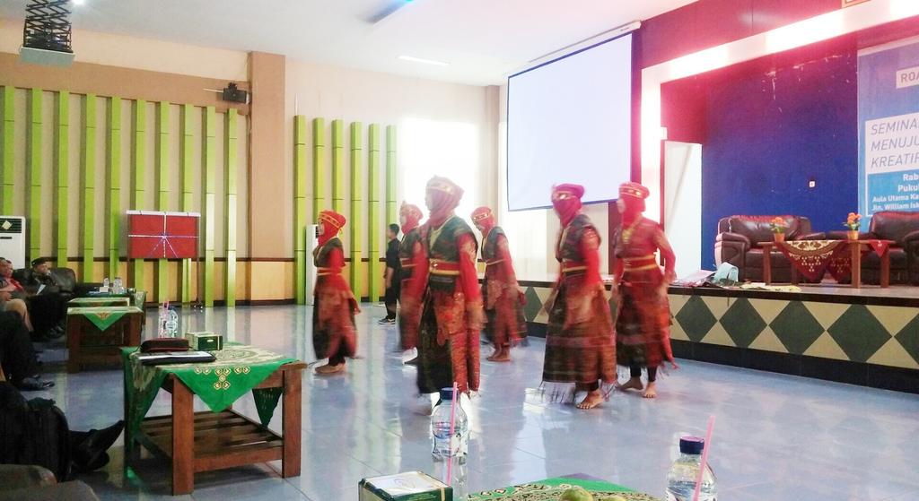 Tarian adat Batak di opening ceremony Seminar Pendidikan Menuju Generasi Kreatif &amp; Produktif #MenolakGaptek