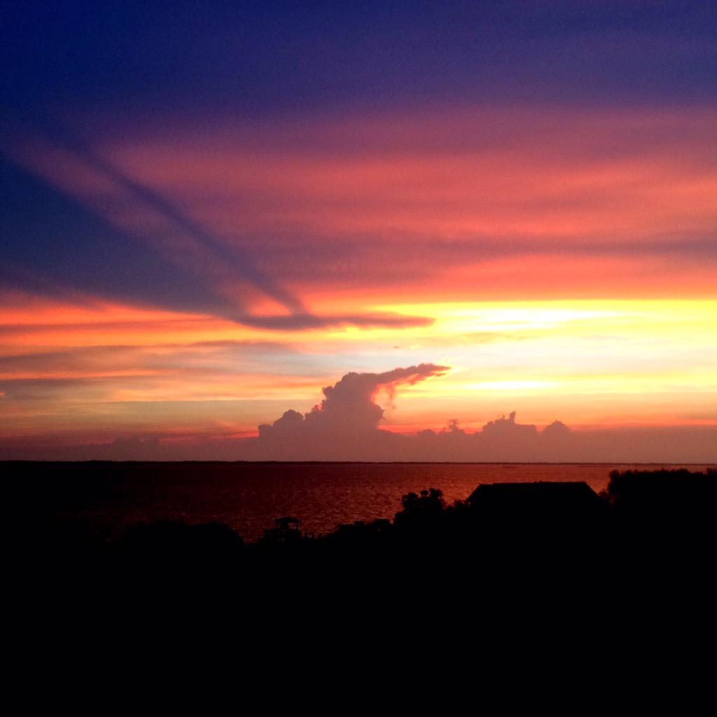 DuckOBX's tweet image. Intense clouds and pretty colors tonight! #DuckNC #obx #outerbanks