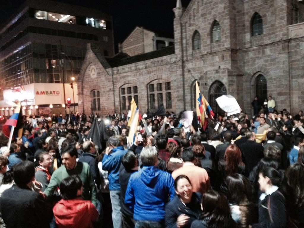 agussanla's tweet photo. En este momento #Ambato también se declara n Resistencia ante los abusos del Gobierno @Franky0_1 @martharoldos http://t.co/ZdjI7l1Oes