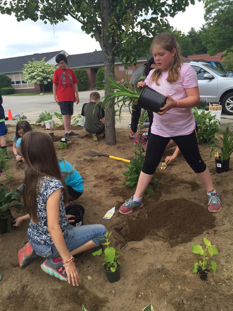 beckyruel's tweet photo. 4th grade beautification project at #KES thanks to The Farm! http://t.co/Tet5NeZdGT