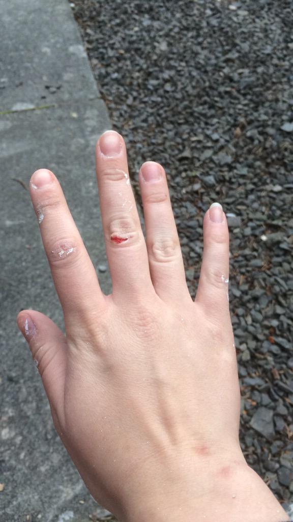 SiobhanKindred's tweet photo. In bed at last. This house DIY stuff is hard... And I now have man hands 👎🏼 #byenails💅🏼 http://t.co/sZAYDwV0FP