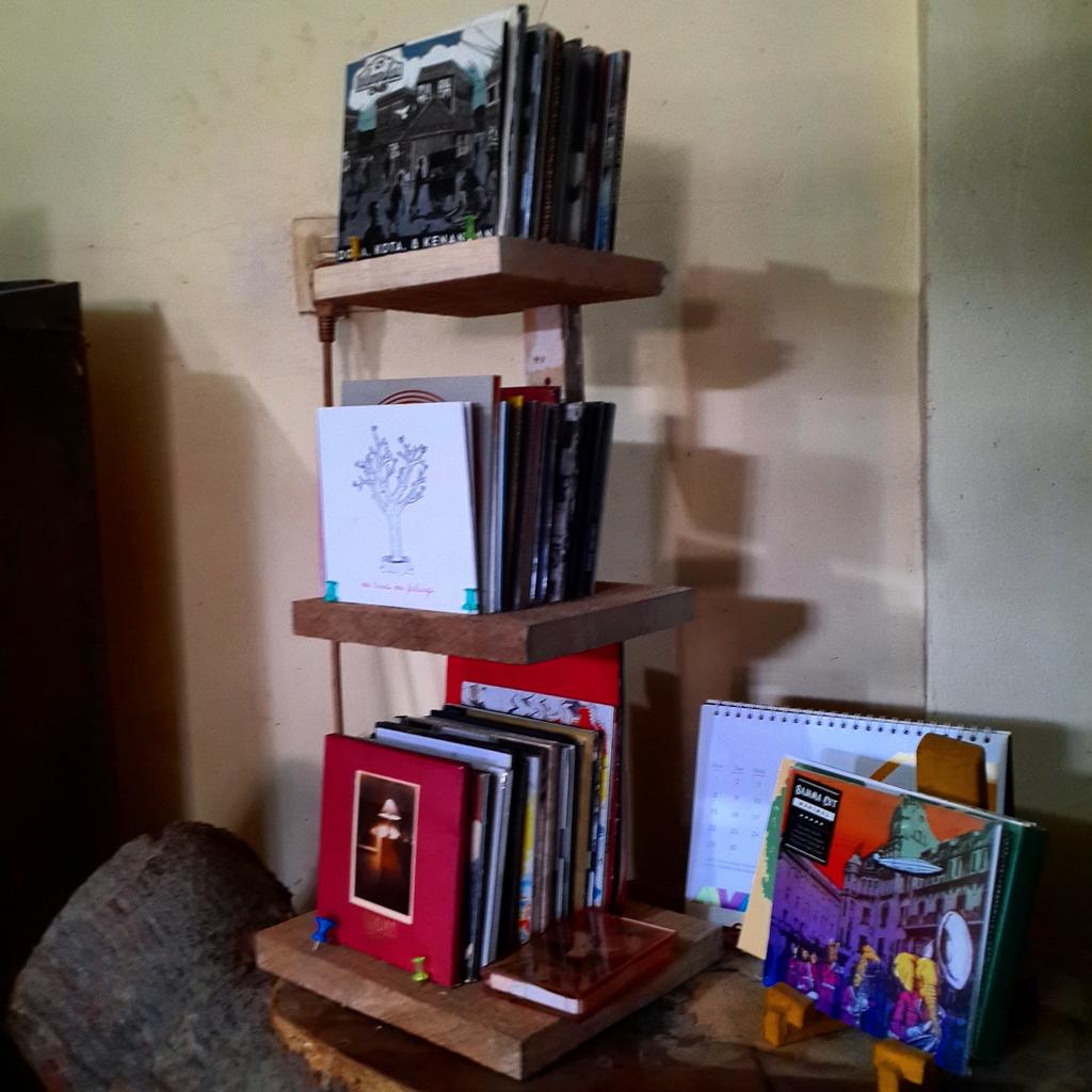 Di ruang baca Katakerja kami sediakan album-album musisi indie dari berbagai kota untuk pengunjung nikmati.