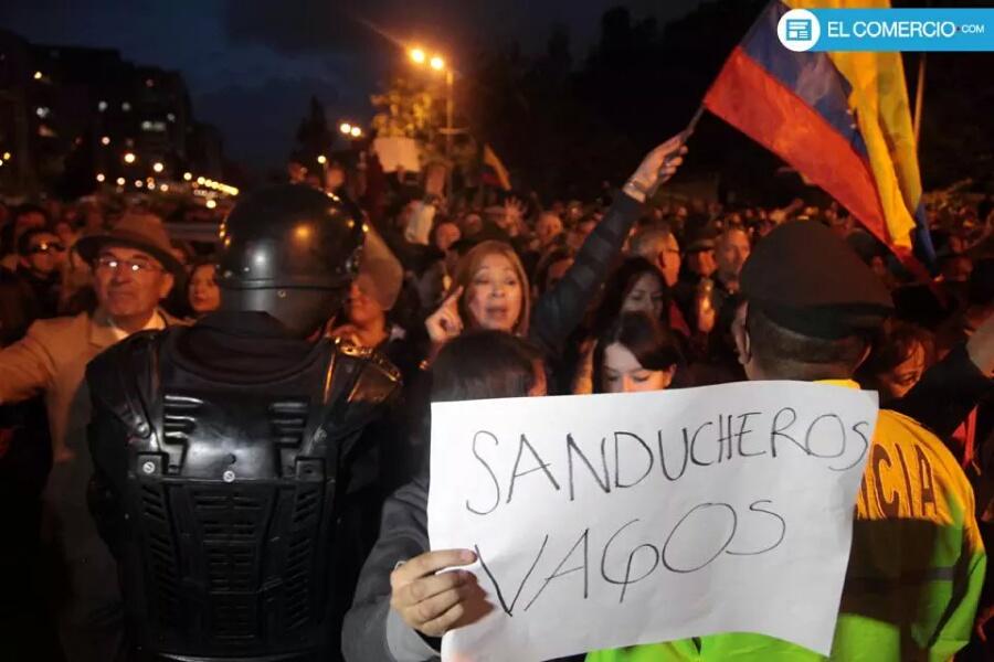 Gaf756's tweet photo. NO SOLO SOMOS MÁS, SOMOS TODO UN PAÍS QUE YA NO QUIERE + IMPUESTOS + DESEMPLEO Y + POBREZA. #FueraCorreaFuera http://t.co/I4XYYXqX10