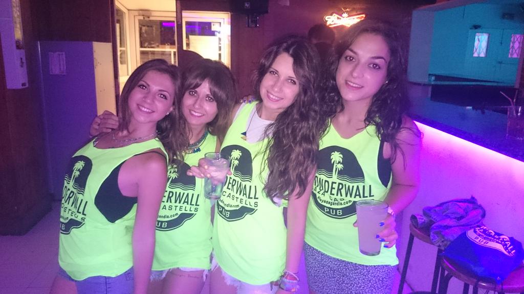 15Mahe's tweet photo. Martes...y ya se está complicando en  @wonderwallpub con @AroaBrp  @BeaOlivarescr @YolandaClein http://t.co/msYjNApkwK