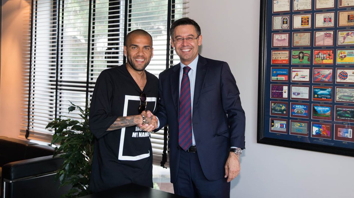 FCBarcelona_es's tweet photo. Dani Alves ha firmado la renovación para las dos próximas temporadas, más una tercera opcional http://t.co/WkIft4Rnvs http://t.co/fRPVmhavLy