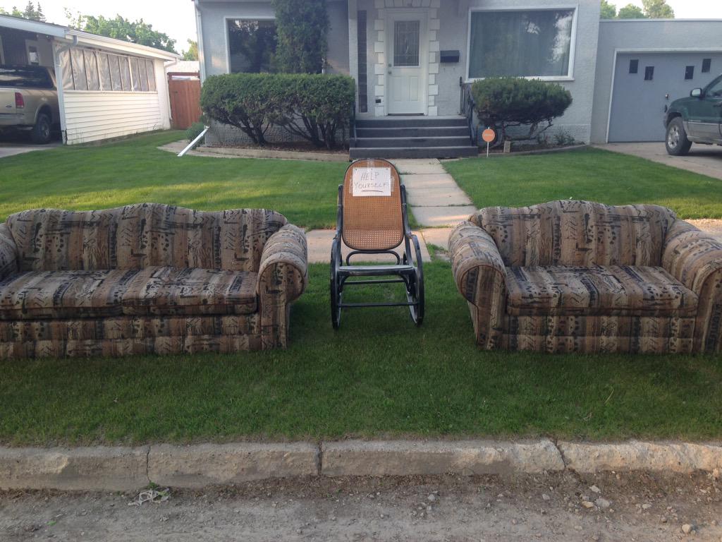 atiamian's tweet photo. FREE COUCHES AND ROCKING CHAIR #OMG http://t.co/5l2wqqcp9S