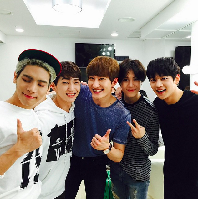 s_no1214's tweet photo. 150610 zhouzhoumi419 Insta #SHINeeView9thWin
동생들1위축하해^^view,view
예뻐라ㅠㅠㅠㅠㅠㅠㅠㅠㅠㅠ http://t.co/7HjDR3JgpI