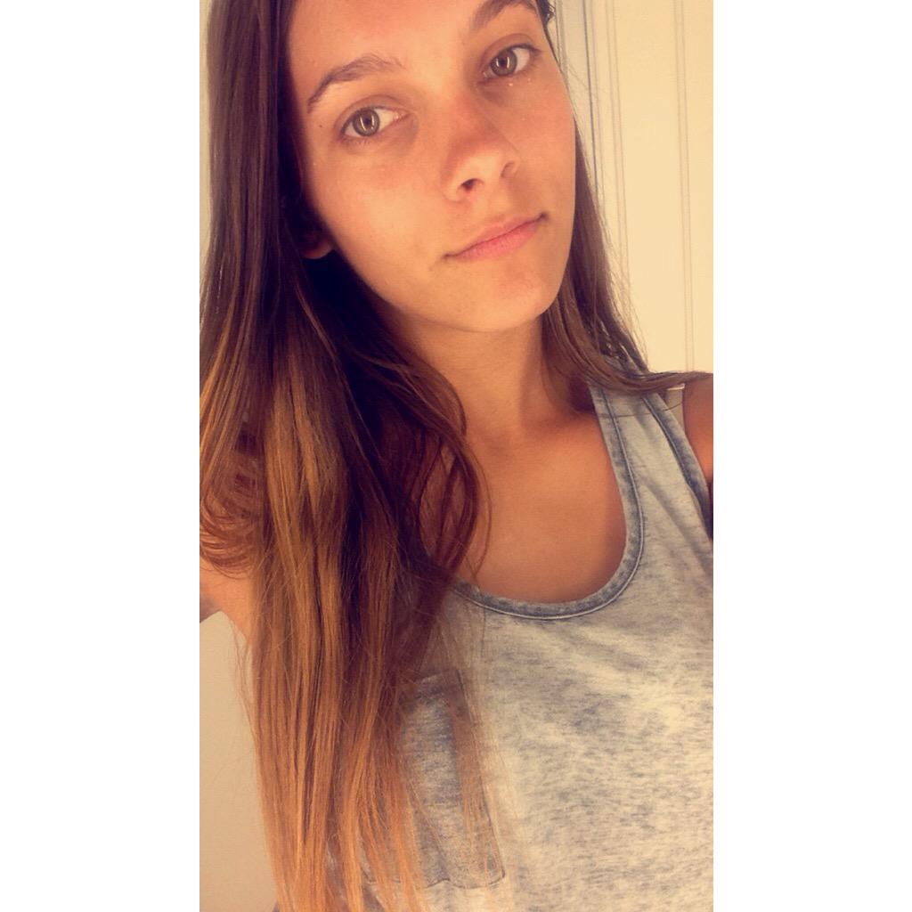 Alyssaallredd's tweet photo. hey twit #eyebrowsneedhelp http://t.co/xKHdGq1ZF4