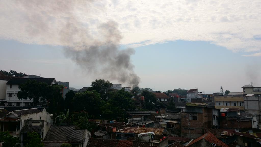 XQ_Band's tweet photo. Kebakaran di daerah dago, pantauan dari gedung unikom @infobdg @infounikom http://t.co/wZcnT3VBlq