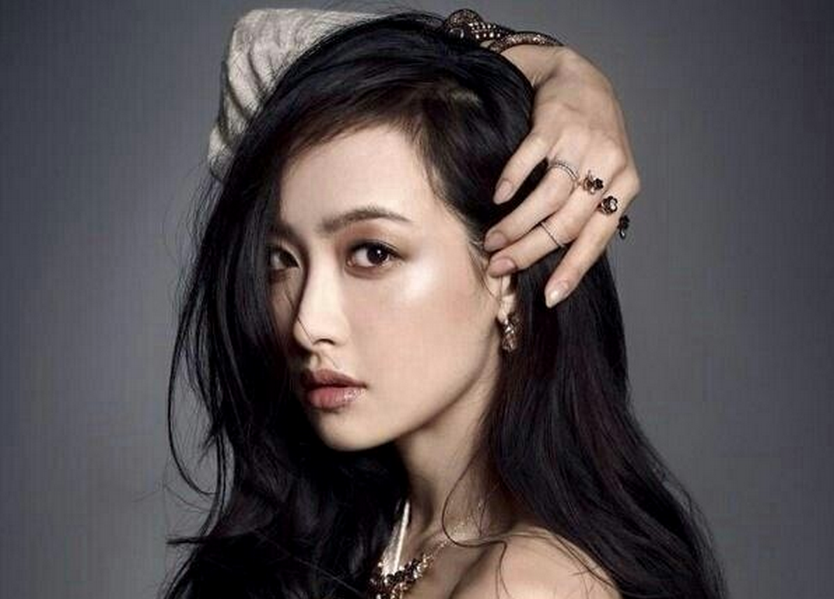 soompi's tweet photo. #Victoria Denies Rumors of Her Leaving SM Entertainment
http://t.co/gKCGYbq3k1 http://t.co/FLRP7TpwZD