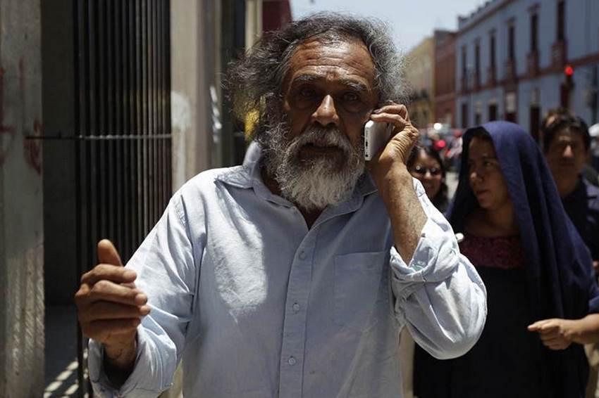 El_Universal_Mx's tweet photo. #PorSiNoLoViste Toledo denuncia agresión por parte de encapuchados en #Oaxaca http://t.co/xXYHe7ynKx http://t.co/irhkR1Aycd