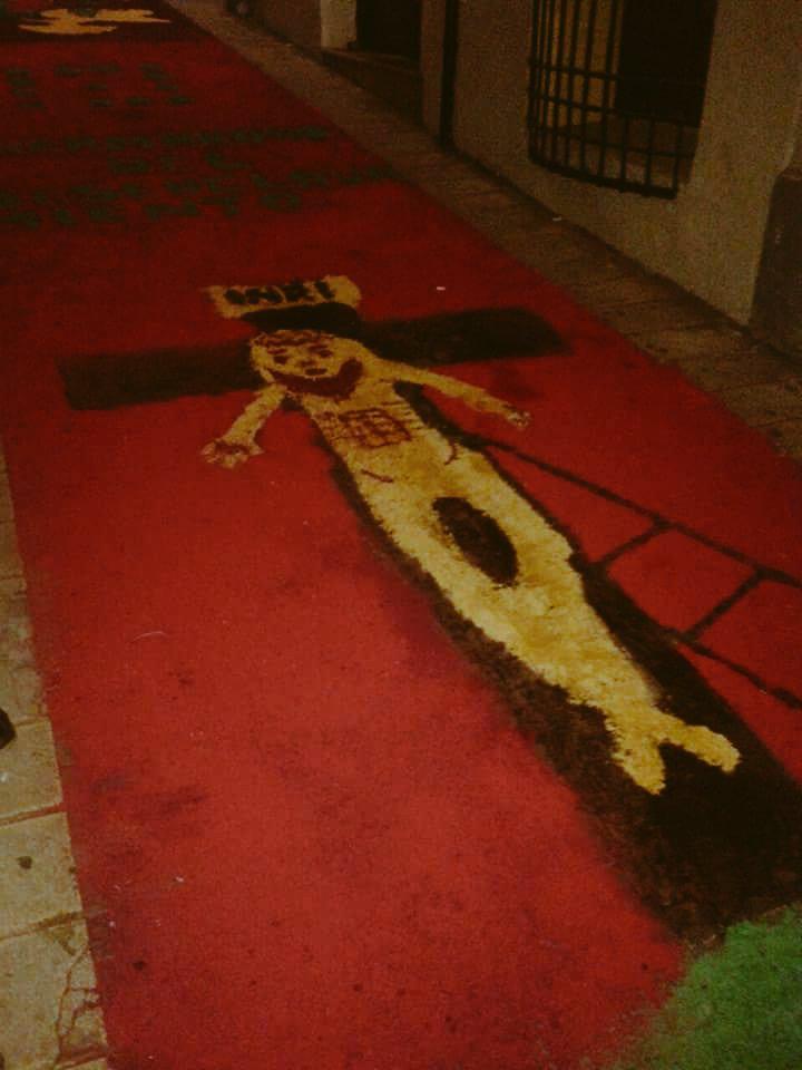 melyssuky's tweet photo. Porque el arte permite a cada cual expresarse a su manera;  ¡¡ole!!😂#cristochungo #Hellin #alfombraserrin @hell_aus http://t.co/vPCKkJ4oL9