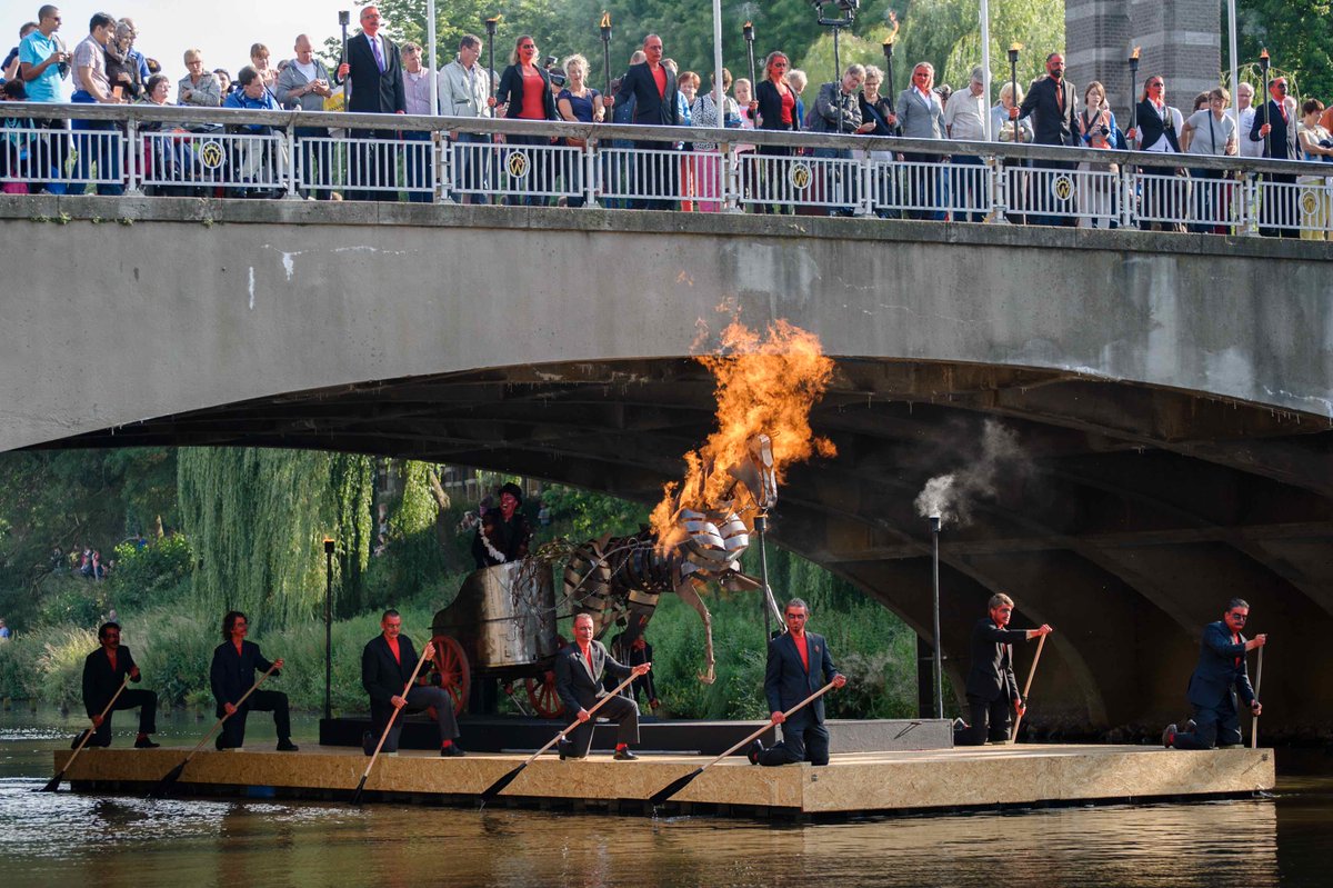 Je maakt nog één dag kans op VIP-kaarten voor de Bosch Parade 2015! Schrijf je snel in: shbos.ch/1Goyt3c #JB500