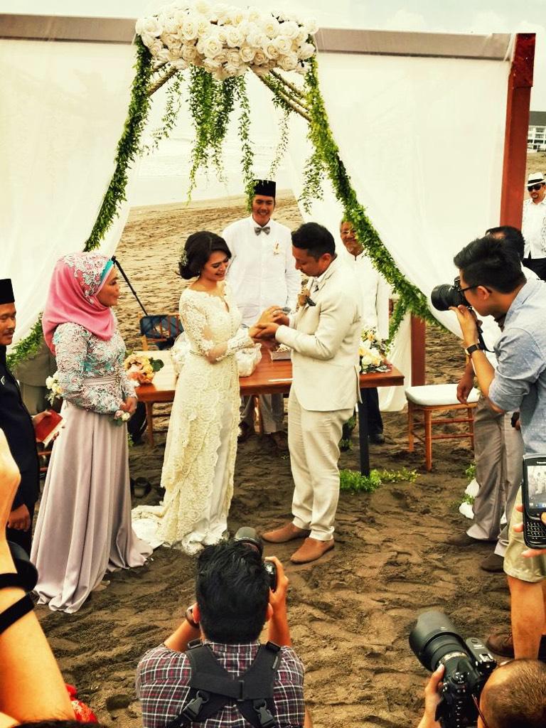 Congrats to <a href="/ringgoagus/">ringgoagus</a> &amp; <a href="/sabaiDieter/">Sabai Morscheck</a> yang telah resmi menikah pd tgl 7 kemarin. Semoga berbahagia selalu.