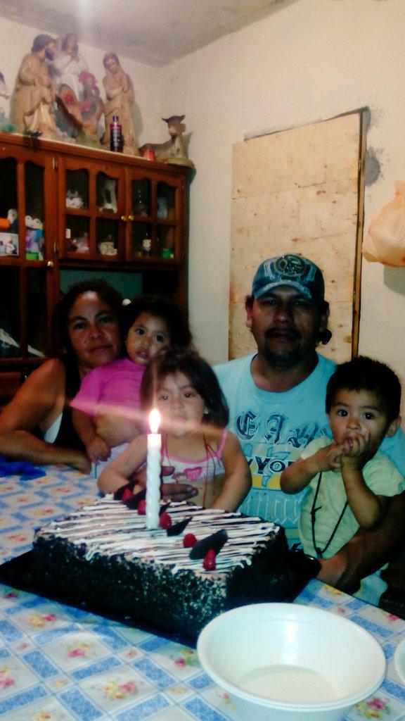 juar_miriam's tweet photo. @ErnestoChavana saludos desde saltillo Aki festejando a mi papa #LasNochesDelFutbol @multimediostv http://t.co/unnVYSHSkU