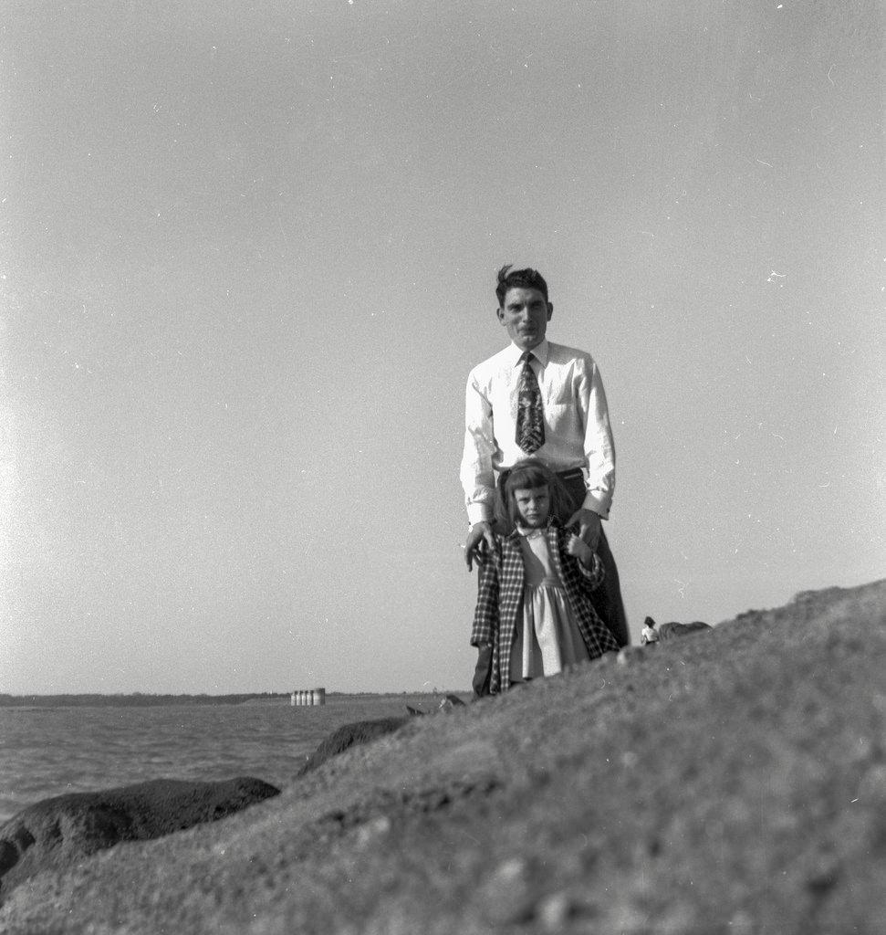FaizedArt's tweet photo. Dad & Daughter - Kodak Medium Format Film - Date Unknown #believeinfilm #vintage #photography #foundphoto #mediumfo… http://t.co/GxFbt7IgY9