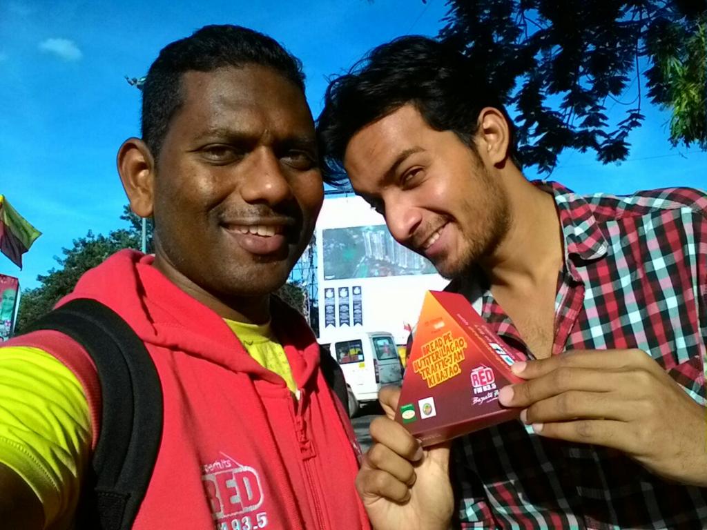 Redfmbengaluru's tweet photo. And we kick off another evening of #BreadButterJam with @Beatraaja and the gang at Mekhri circle #BajaateRaho http://t.co/2QRtxVCq8e