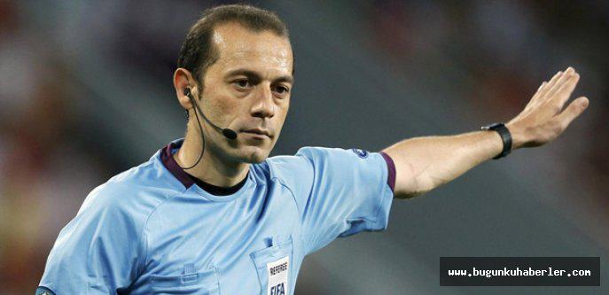 bugunkuhaberler's tweet image. Cüneyt Çakır&apos;a Final Maçında Tam Not dlvr.it/B92mDQ #Spor