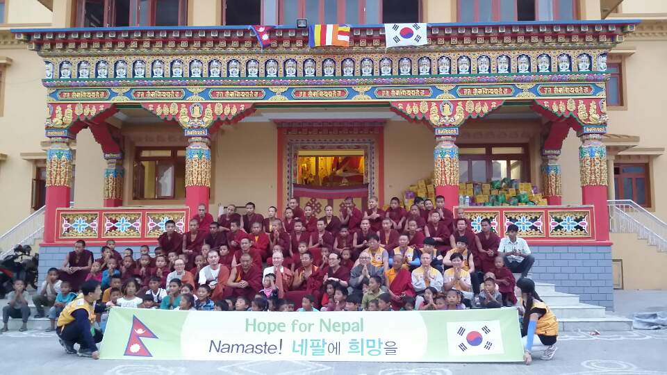 한국이 잘 사는 나라고, 이 땅에 태어난 것이 축복이며, 100원의 과자를 나눌 수 있어 행복했는 것. 여러분들 덕분입니다. 생각이 다른 청소년들에게 Nepal과 Vietnam 봉사를 체험하게 하는게 어떨까요?