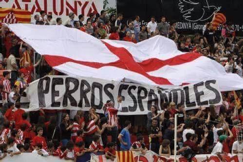 Pancarta que portaban los ultras del Girona el último partido. Cada día me alegro un poco más de que no hayan subido.