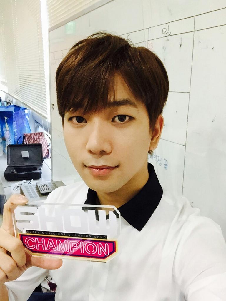 showchampion1's tweet photo. 팬들을 위해 V라인을 드러낸 엠블랙 지오! 반가워요! 오랜만에 보니 더더 멋있어졌네요😘 잠시 후 7시! 첫 공개되는 <거울> 무대로 채널 고정하실게요~♥ http://t.co/YJ238pWdtt