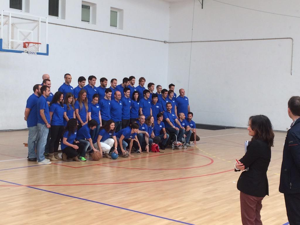 BATbasqueteam's tweet photo. Basque Team beken aurkezpen jendetsua Faduran #BATToRio2016 http://t.co/AMgmYyK7pt