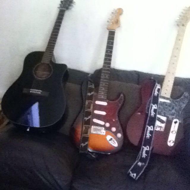 badgirlonguitar's tweet photo. @GuitarsonSofas @JustStrings hello #GuitarOnSofas 😉😊🎸 http://t.co/nnOMmdRQBU