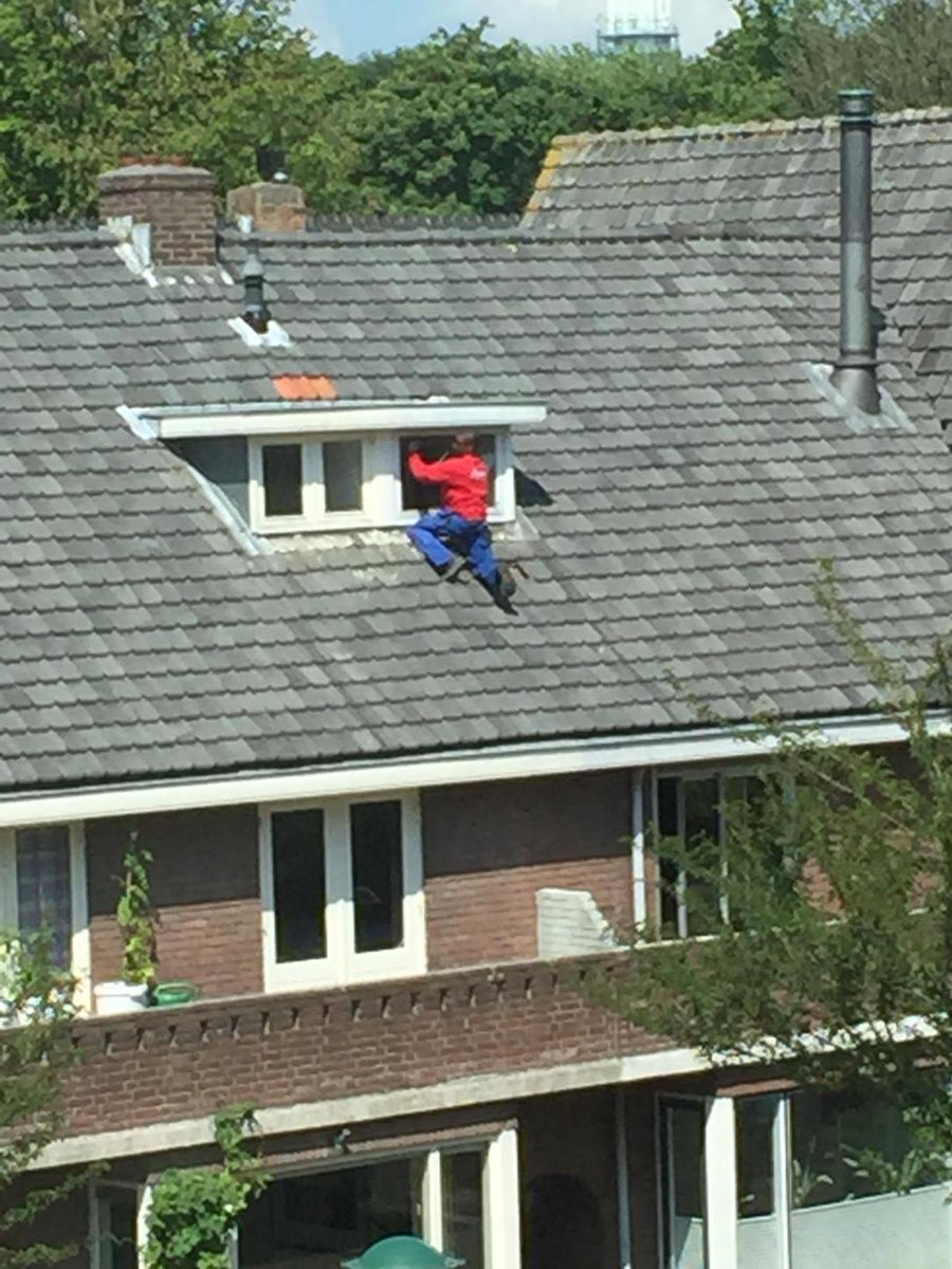 Heterdaadje of gewoon een hele domme klusser zonder valbeveiliging...