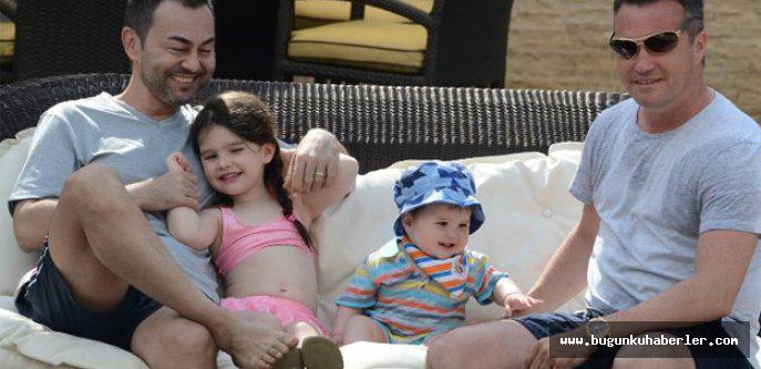 bugunkuhaberler's tweet image. Serdar Ortaç eşi Chloe Loughnan&apos;ın Ailesi ile Bodrum Tatilinde dlvr.it/B94nQY #Magazin