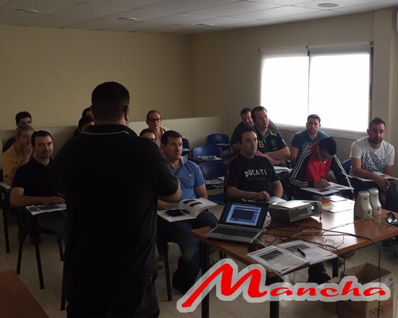 AR_Mancha's tweet photo. Aprendiendo de los instrumentos de medición en la automoción en @AR_Mancha con @Magneti_Marelli. @TalleresMas http://t.co/TrTqrc1cqJ