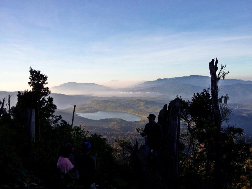 Ayu__Aja's tweet photo. View #danautalang#danauateh#danaubawah dari gunung talang @infoSumbar http://t.co/QO2ml6cxjn