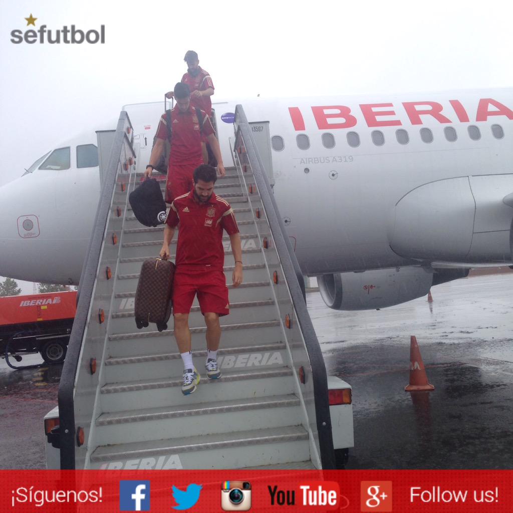 SEFutbol's tweet photo. ¡Diluvia en León! ☔️ La @SeFutbol acaba de aterrizar #SEFlive http://t.co/x5qyKH9Wyr