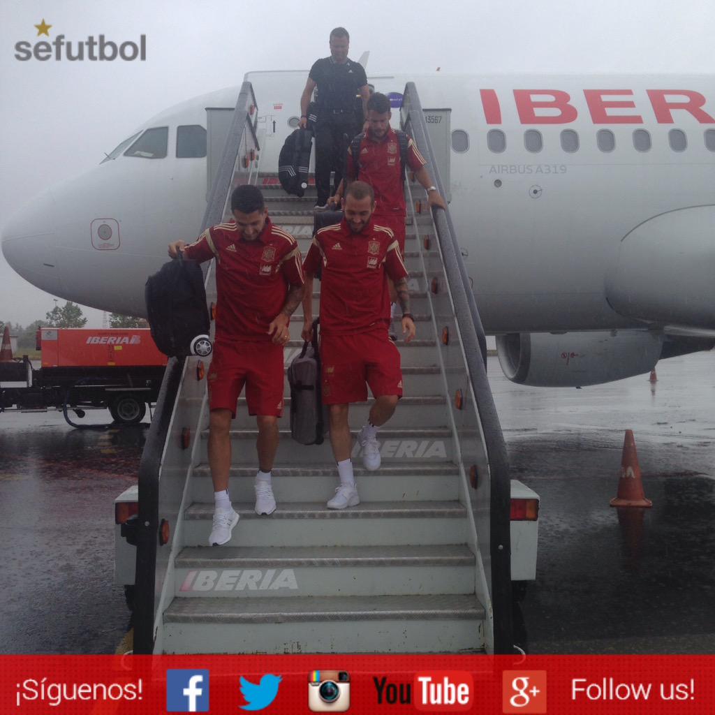 SEFutbol's tweet photo. ¡Diluvia en León! ☔️ La @SeFutbol acaba de aterrizar #SEFlive http://t.co/x5qyKH9Wyr