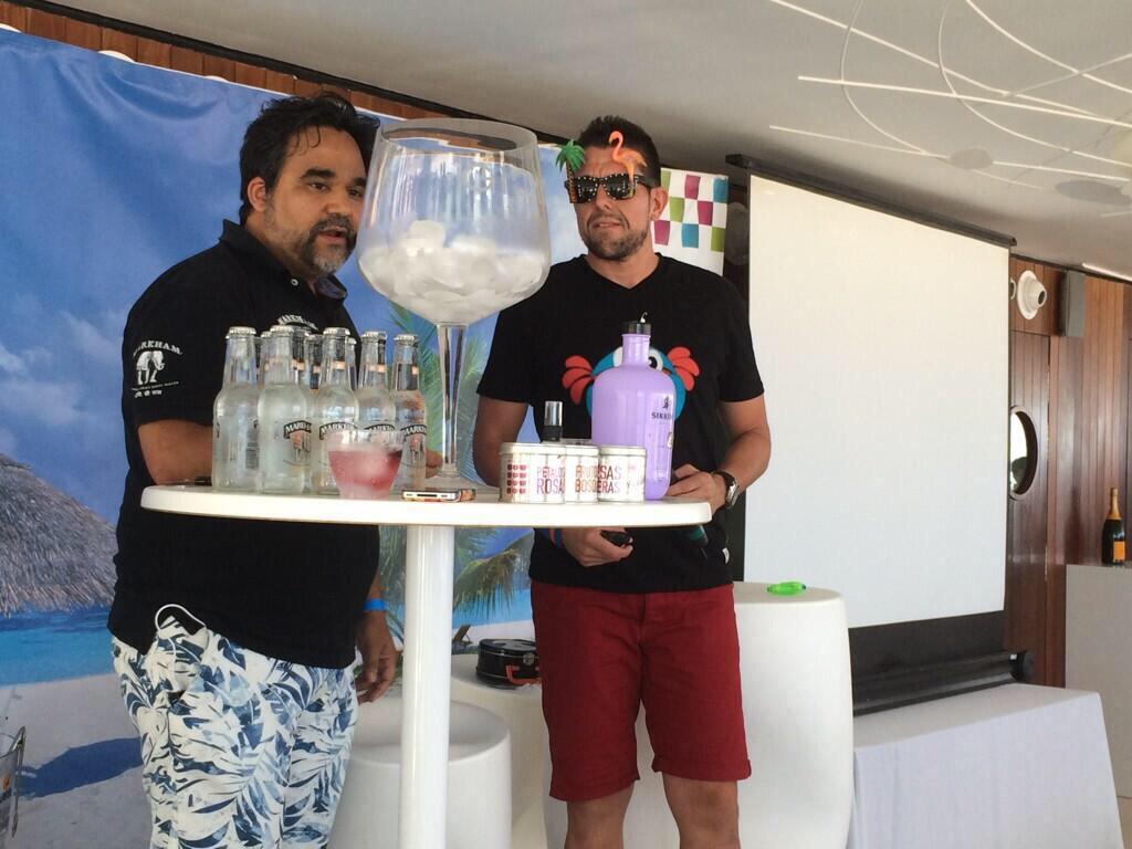 GinAndTwitts's tweet photo. Este año el hielo de este copon va con bolas perfectas de @Iceandcraft_ q #seonthebeach http://t.co/GESR5iLaIm