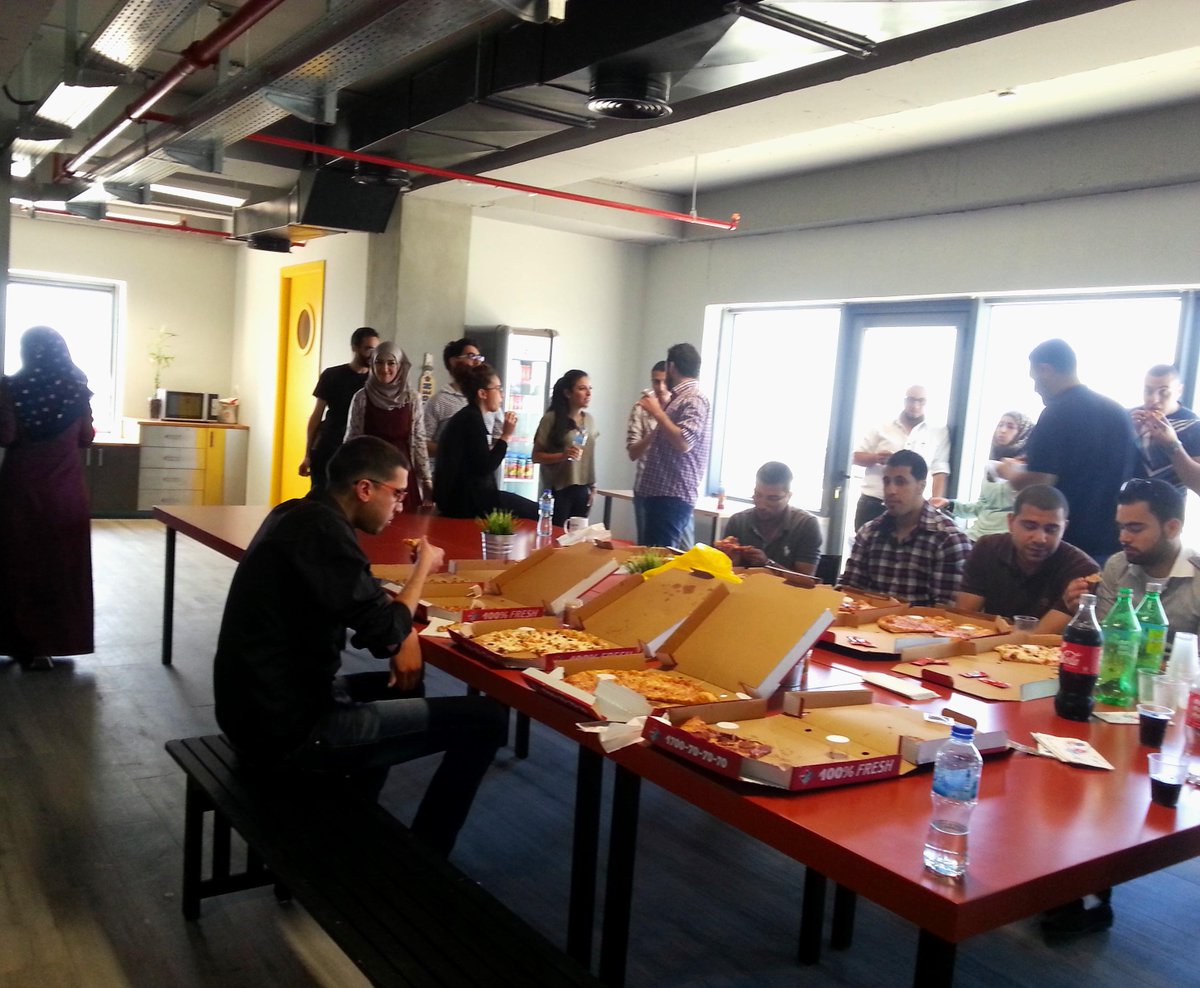 LifeAtYamsafer's tweet image. #Pizza always brings everyone together! Our new interns socializing with their teams over Lunch #excitingthingscoming