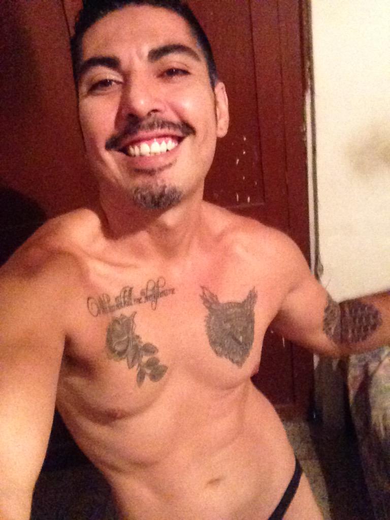 2 pic. Ya miércoles @ldstudio69 @timporn @CharlyDiaz69 @tubefistcom @chacaloversmx @theQueerPig http://t.co/IkHKwhfy2F