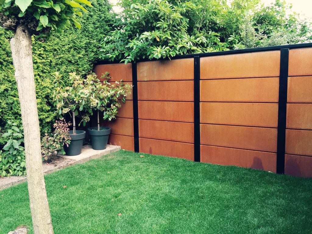 Schutting van #cortenstaal en gepoedercoate stalen staanders. Oersterk en onderhoudsvrij! En erg mooi natuurlijk!