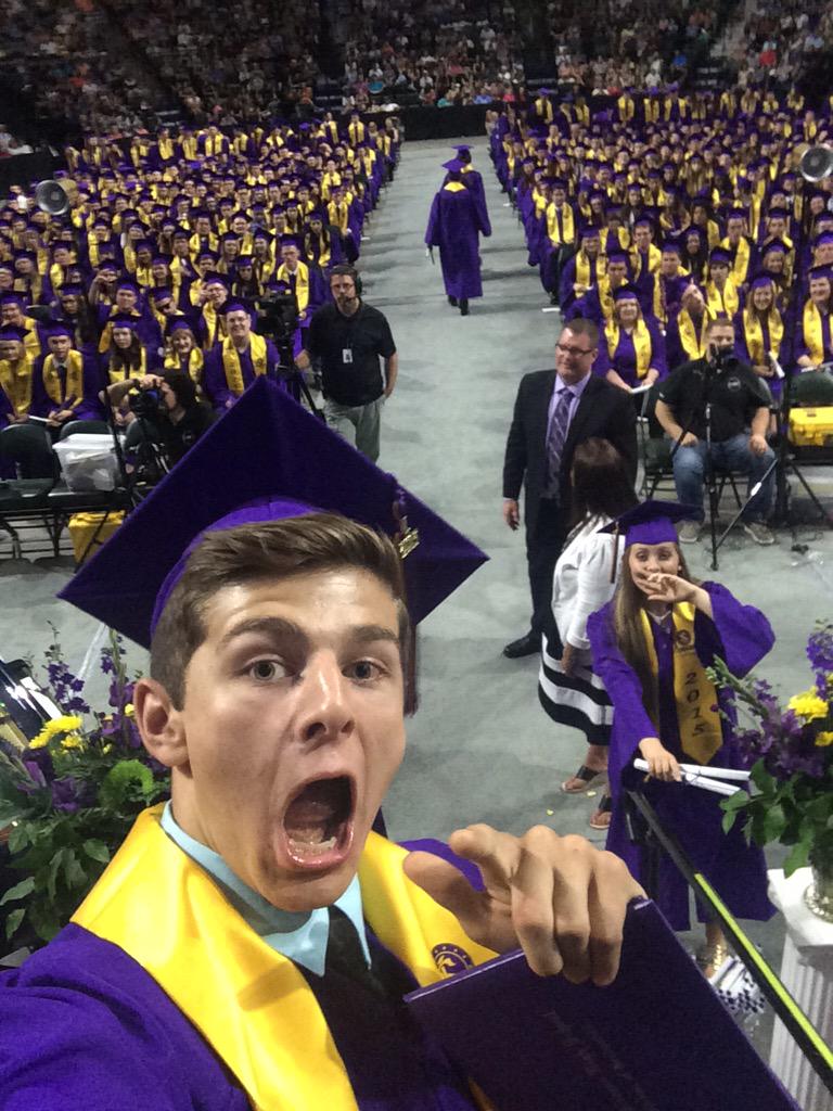 RodorigoAlex's tweet photo. Why not take a selfie on the graduation stage!!😂 http://t.co/S0zwNvehr6