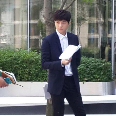 TheDramaKorea's tweet photo. Kim Myungsoo syuting drama SBS "The Time We Were Not In Love" hari ini. http://t.co/E5Uw9t49Ck