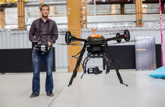 CobouwNL's tweet photo. De #drone-piloten van @omniworkx proberen binnen nieuwe inspectietechnieken uit.  http://t.co/tIPAo4vf2i #Cobouw http://t.co/H5kjSljdsE