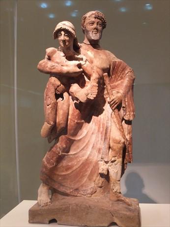 星野香菜彦 ヘパにしてもゼウスにしても 神殿や像の一部はあるけど 顔が残ってるのって存外無かったのよね 単に私がアポロンとヘルメスしか見えてなかっただけかもしれないが 唯一しっかりあるゼウス像なんて ガニュメデス小脇に抱えてご満悦の姿だし