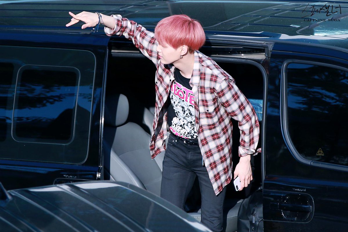 CaffeineSuga's tweet photo. 150510 인기가요 퇴근 4pics update #SUGA #방탄소년단 @BTS_twt [HD→http://t.co/TVSQbDqE5Y http://t.co/CTmSY66nwI