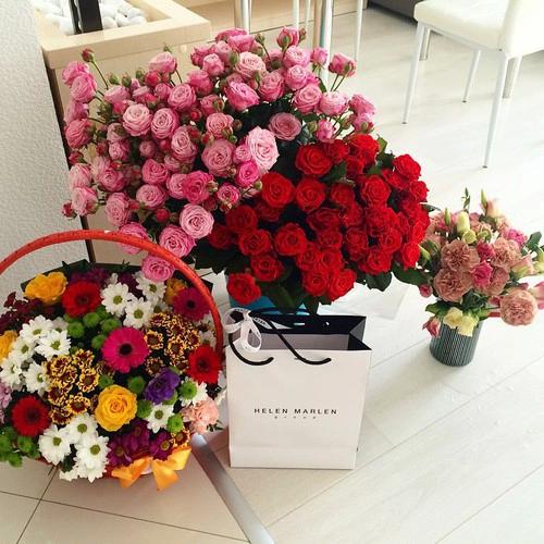 Букет роз огромный. Букет цветов в квартире. Шикарный огромный букет. Букет цветов в комнате. Огромный букет цветов.