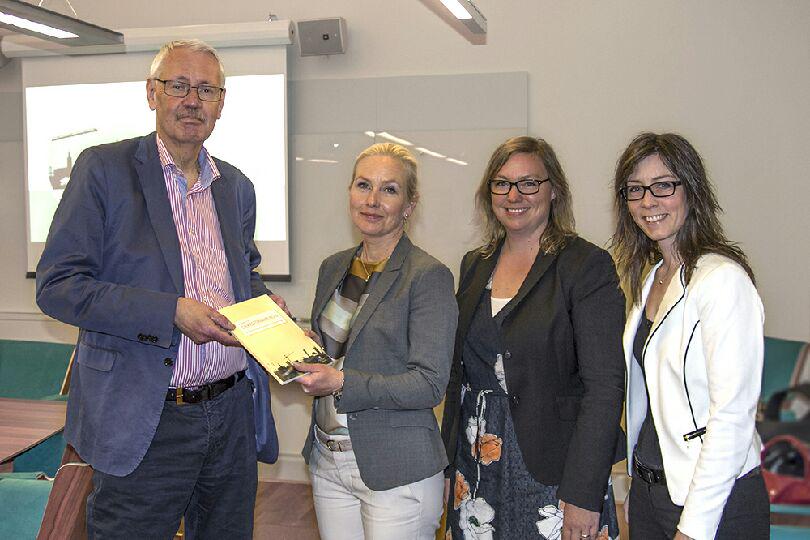 I dag har vi överlämnat vår delrapport om värdeåterföring till <a href="/annajohansson/">Anna Johansson</a>. Läs om: bit.ly/1MnXBpa