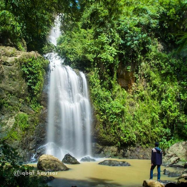 [PHOTO] Curug Gemawang tersembunyi dilekuk Karst Desa Candirenggo Kecamatan Ayah. By @iqbal_kautsar #VisitKebumen2015