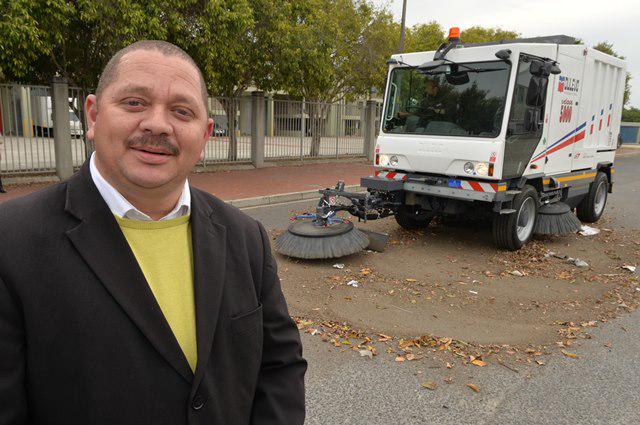 CityofCT's tweet photo. We've acquired 5 sweeper vehicles which remove sand, leaves and litter from 25km of kerb daily http://t.co/iRmctztWTC http://t.co/rbqd1MaaA9