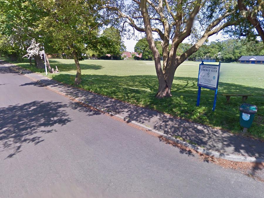 Kent_999s's tweet image. BROASTAIRS: Police are looking for a man who grabbed a girl aged 12 in woods near Park Avenue facebook.com/44991650843993…